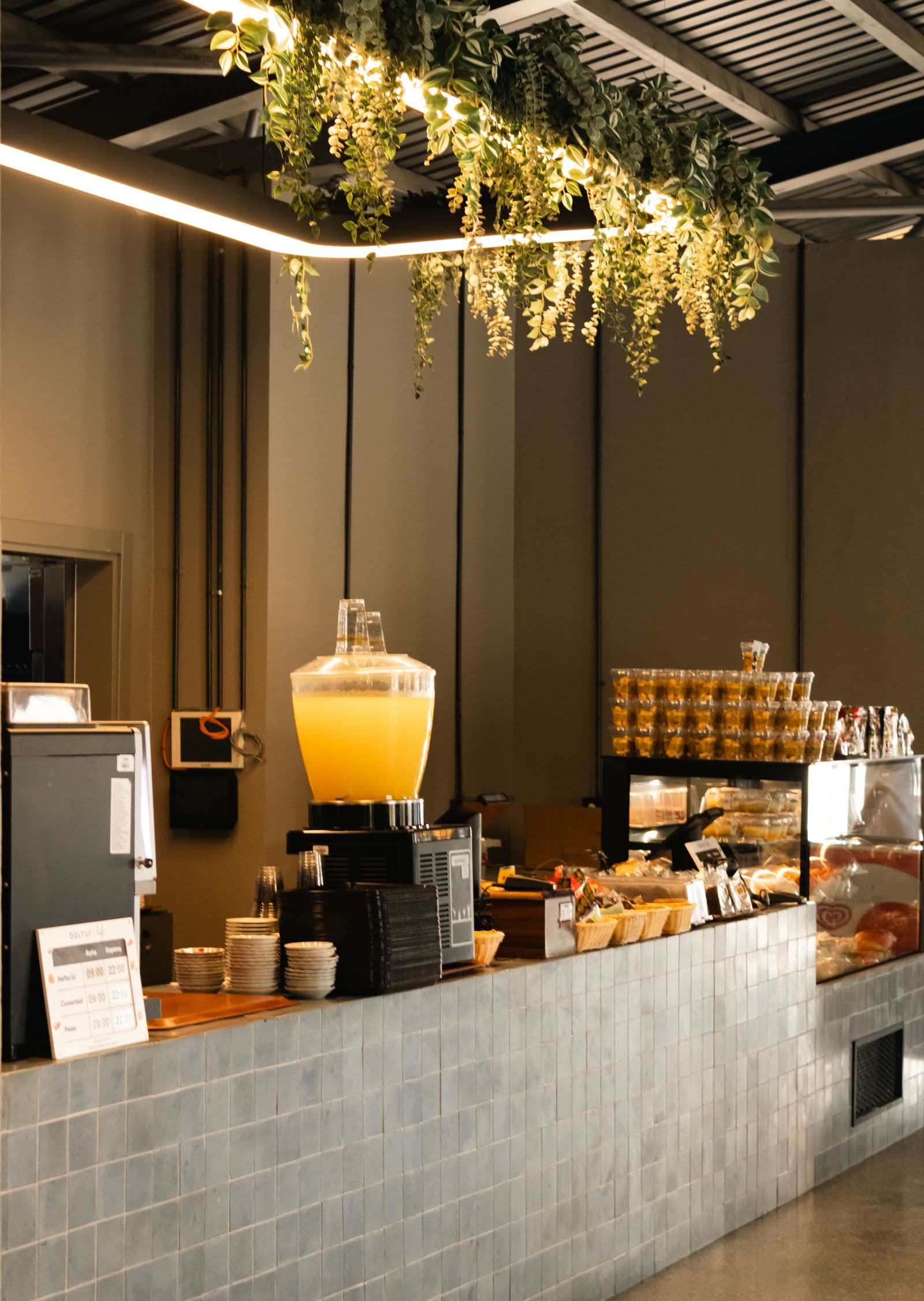 Coffee shop counter with a juice dispenser. Photo by Necip Duman (Pexels)