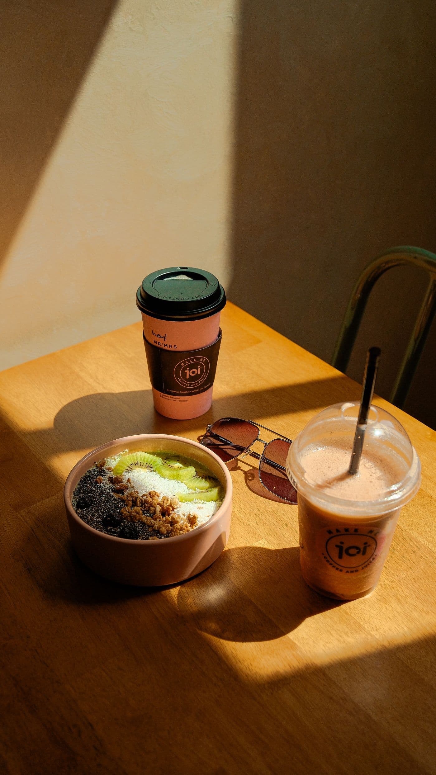 Açaí bowl, smoothie and coffee on a sunlit table. Photo by Harun (Pexels)