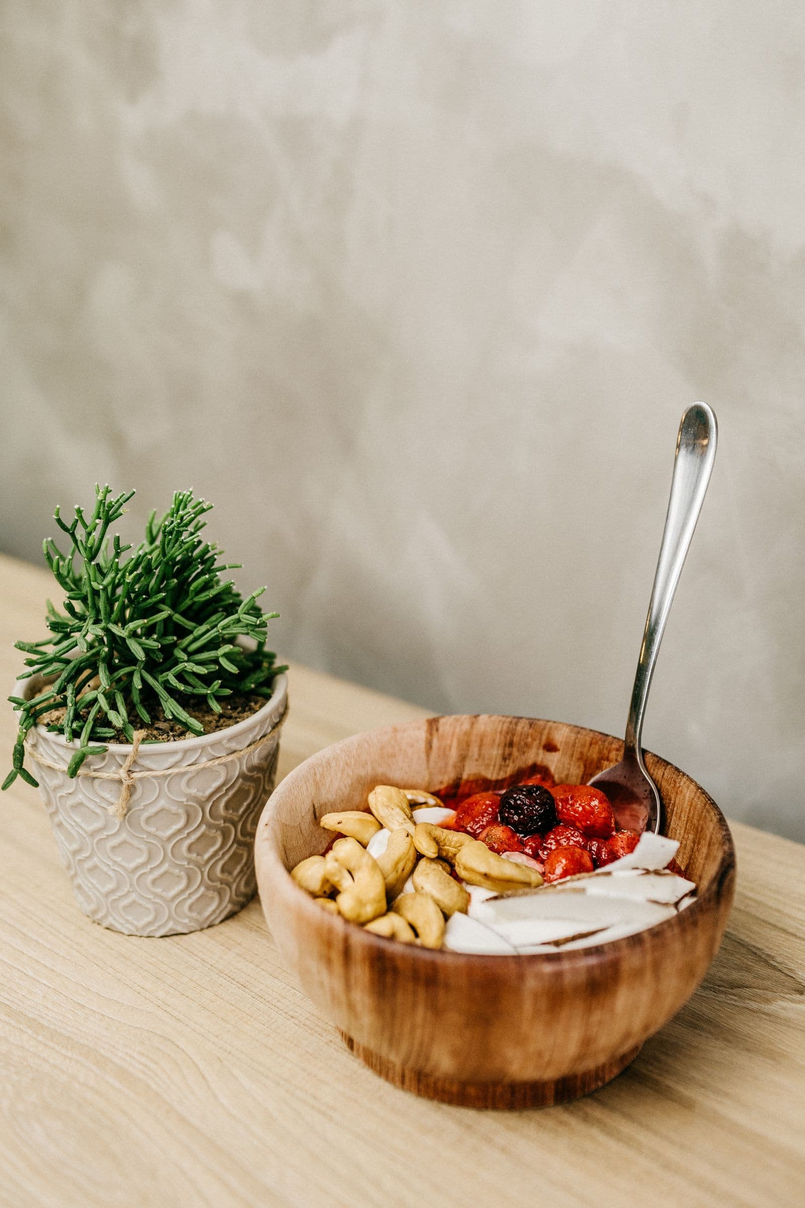 Homemade açaí bowl with cashews and berries. Photo by Jonathan Borba (Pexels)