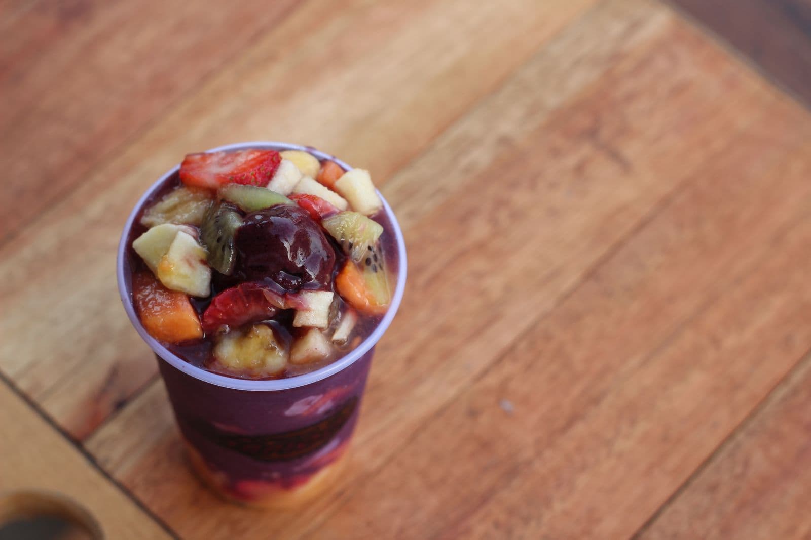 Açaí bowl with fruit seen from above. Photo by ExpressoDaTapioca Foz (Pexels)